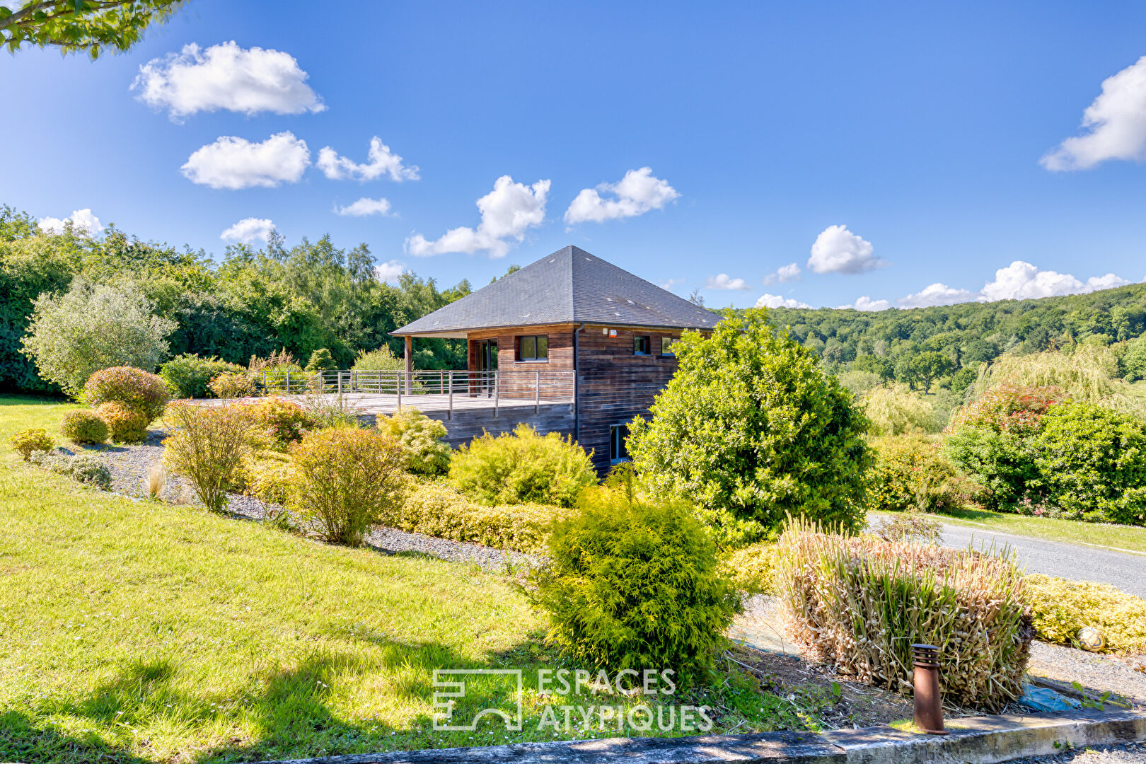 Propriété contemporaine avec dépendance, piscine et panorama exceptionnel