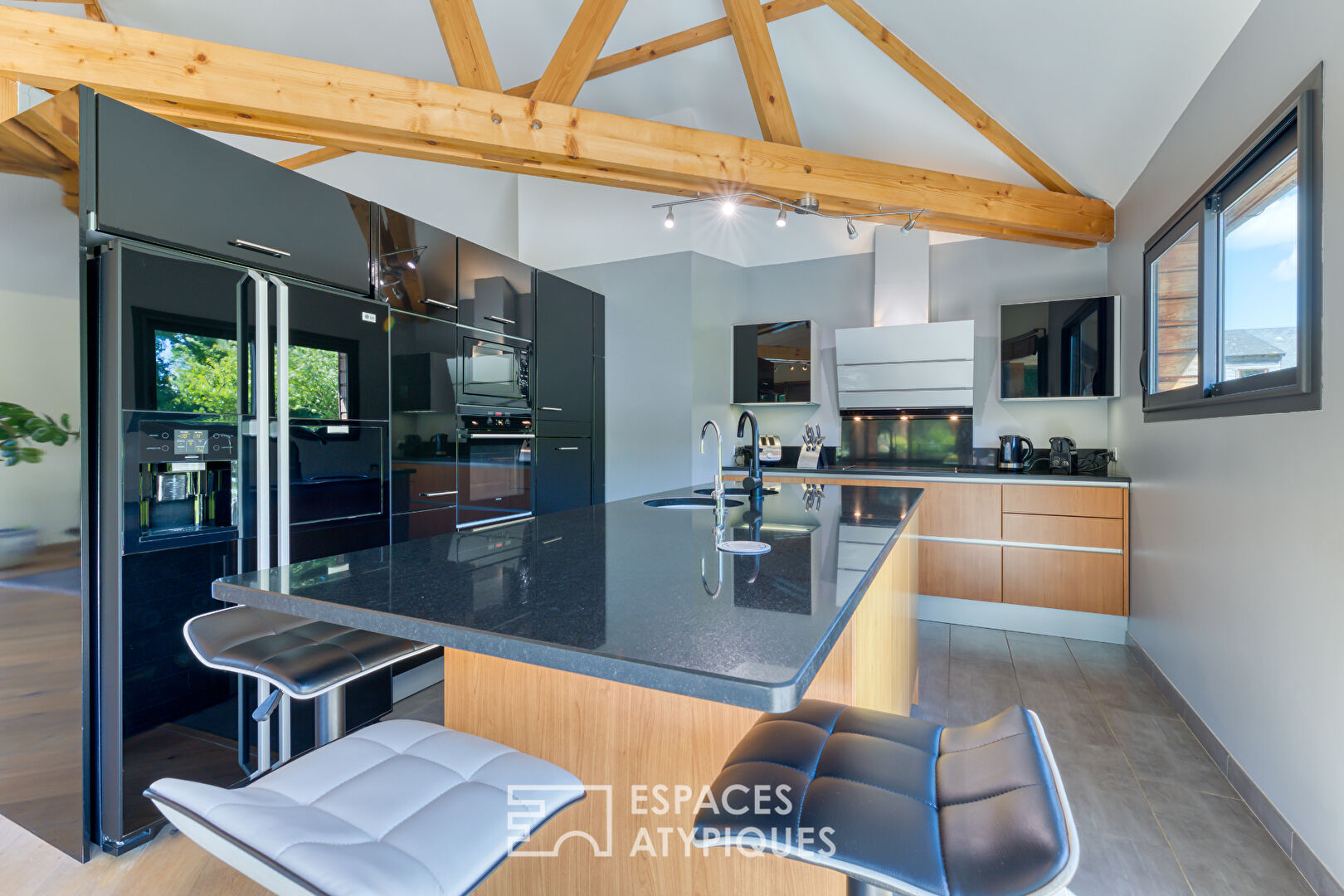 Propriété contemporaine avec dépendance, piscine et panorama exceptionnel