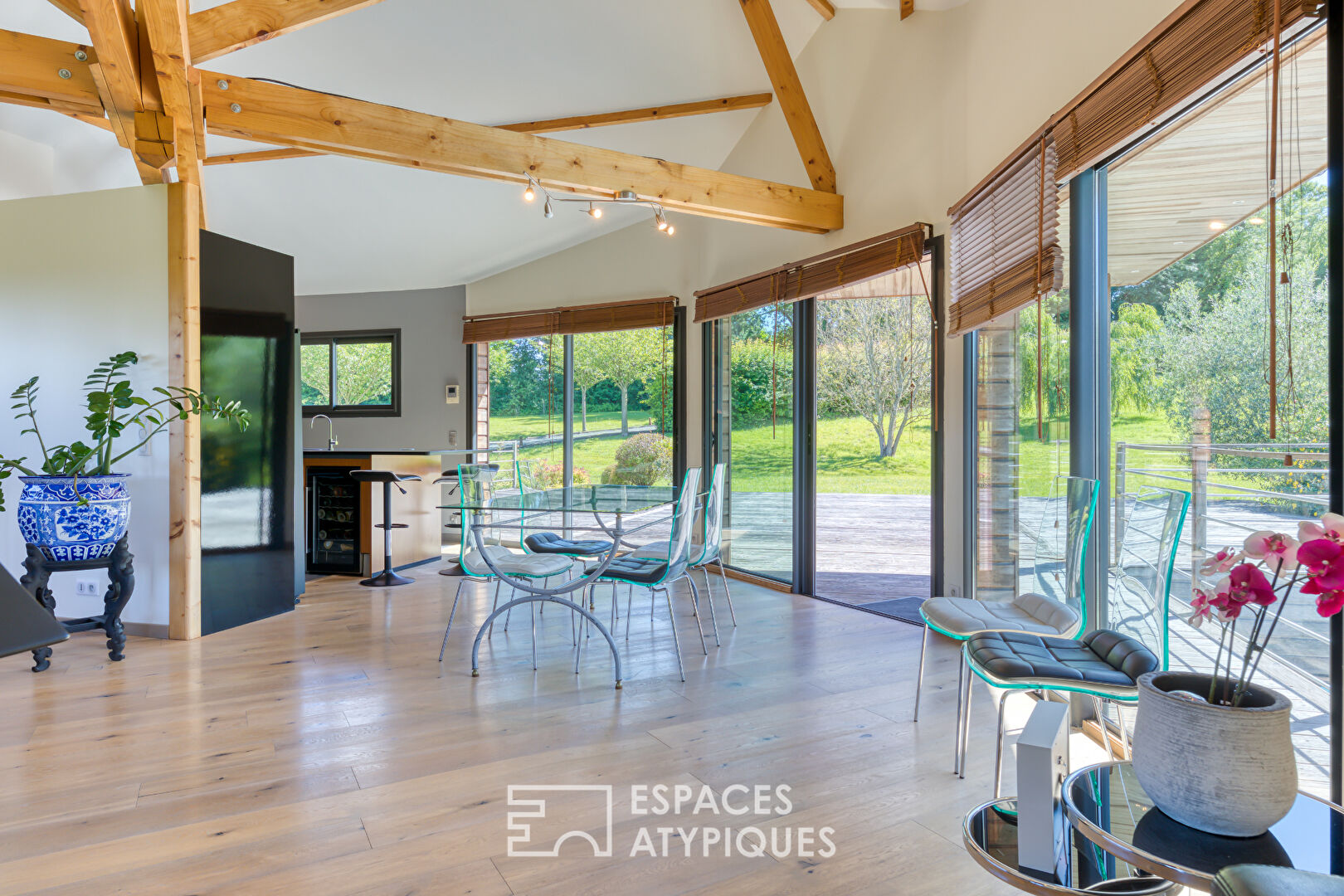 Propriété contemporaine avec dépendance, piscine et panorama exceptionnel