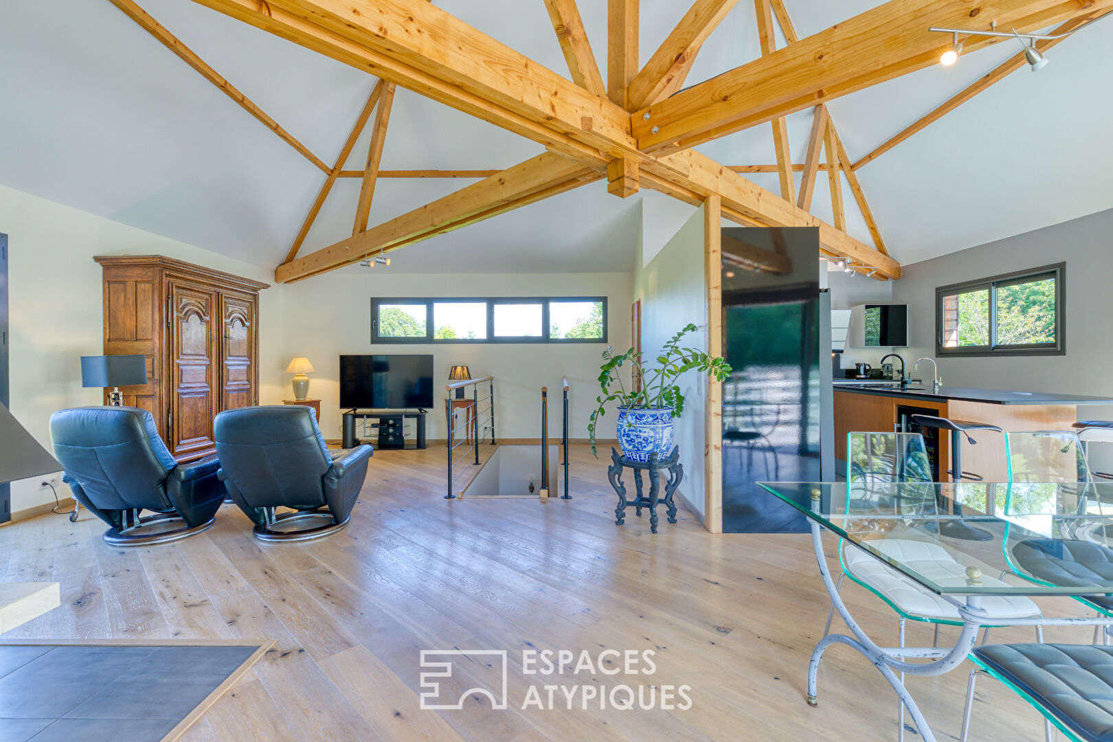 Propriété contemporaine avec dépendance, piscine et panorama exceptionnel