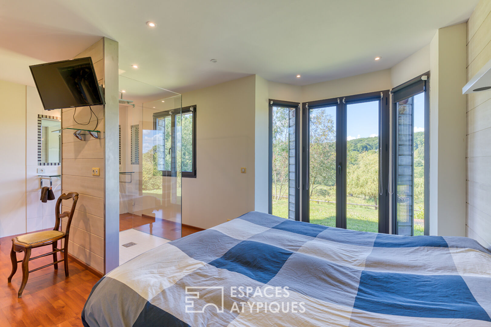 Propriété contemporaine avec dépendance, piscine et panorama exceptionnel