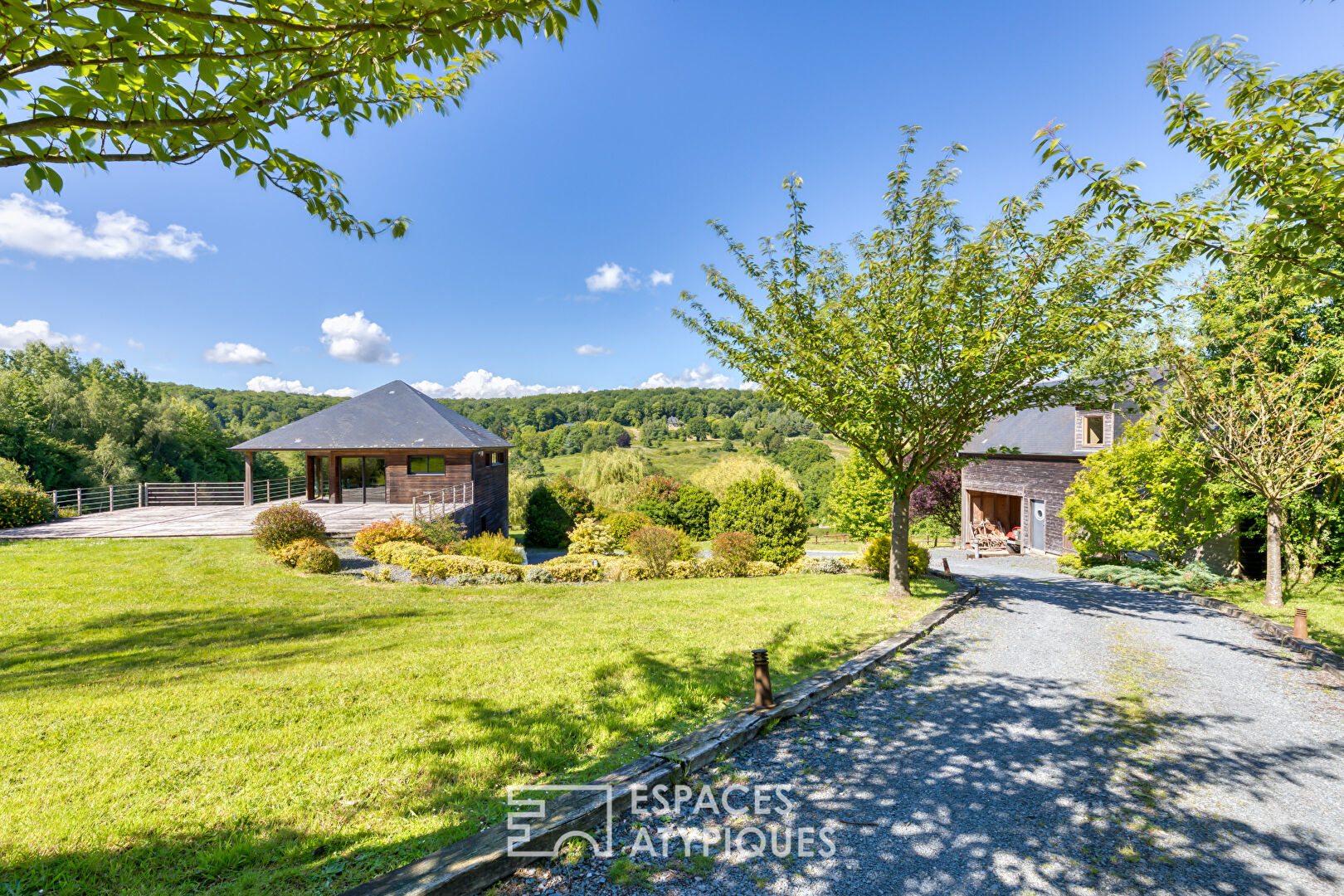 Propriété contemporaine avec dépendance, piscine et panorama exceptionnel