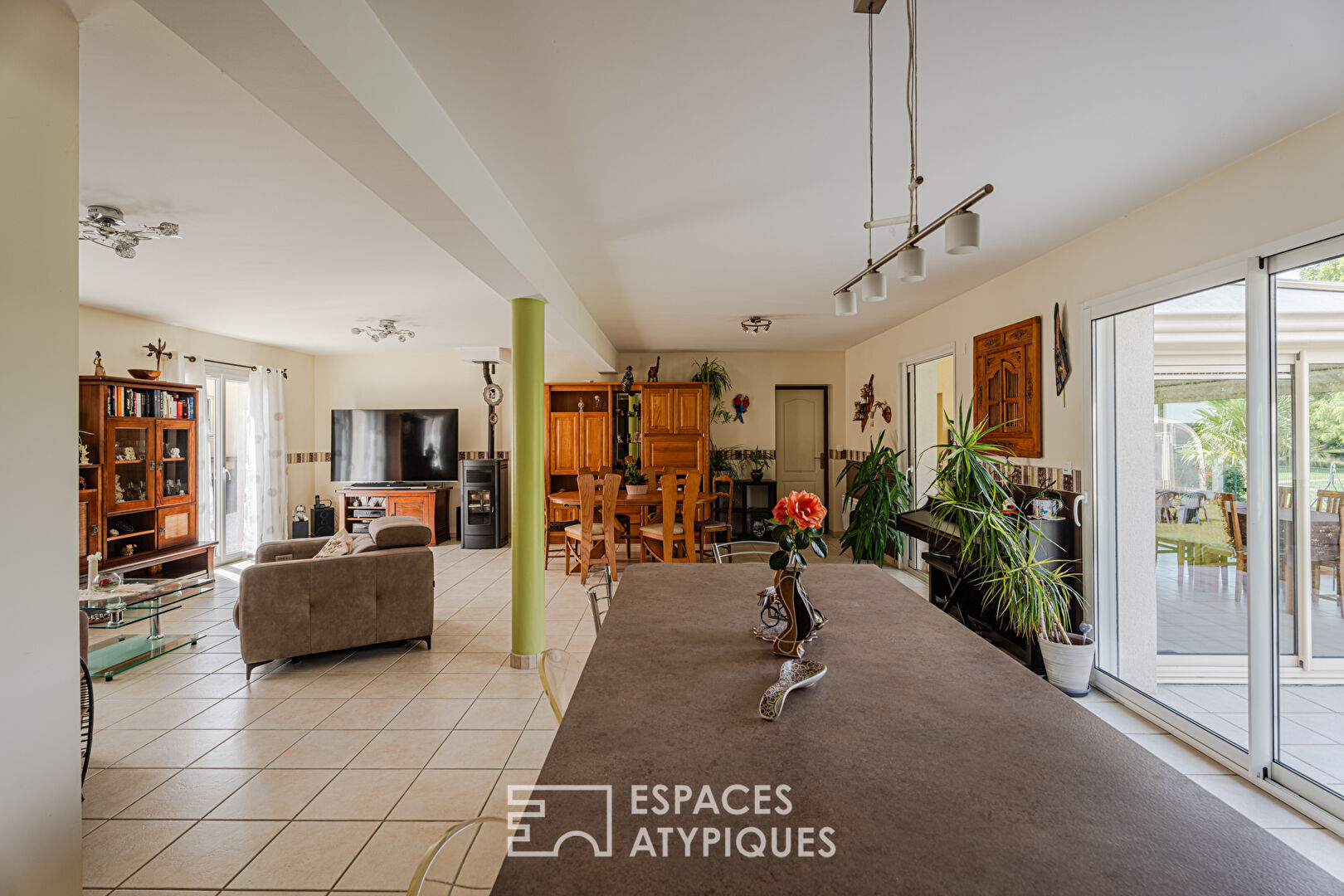 Maison récente avec piscine extérieure