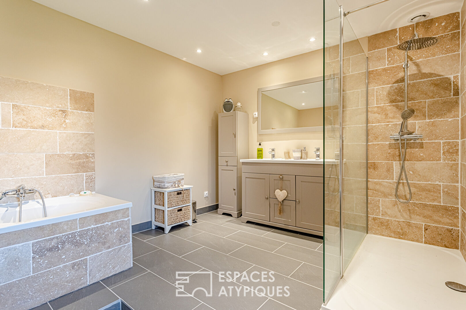 Propriété bucolique et son étang