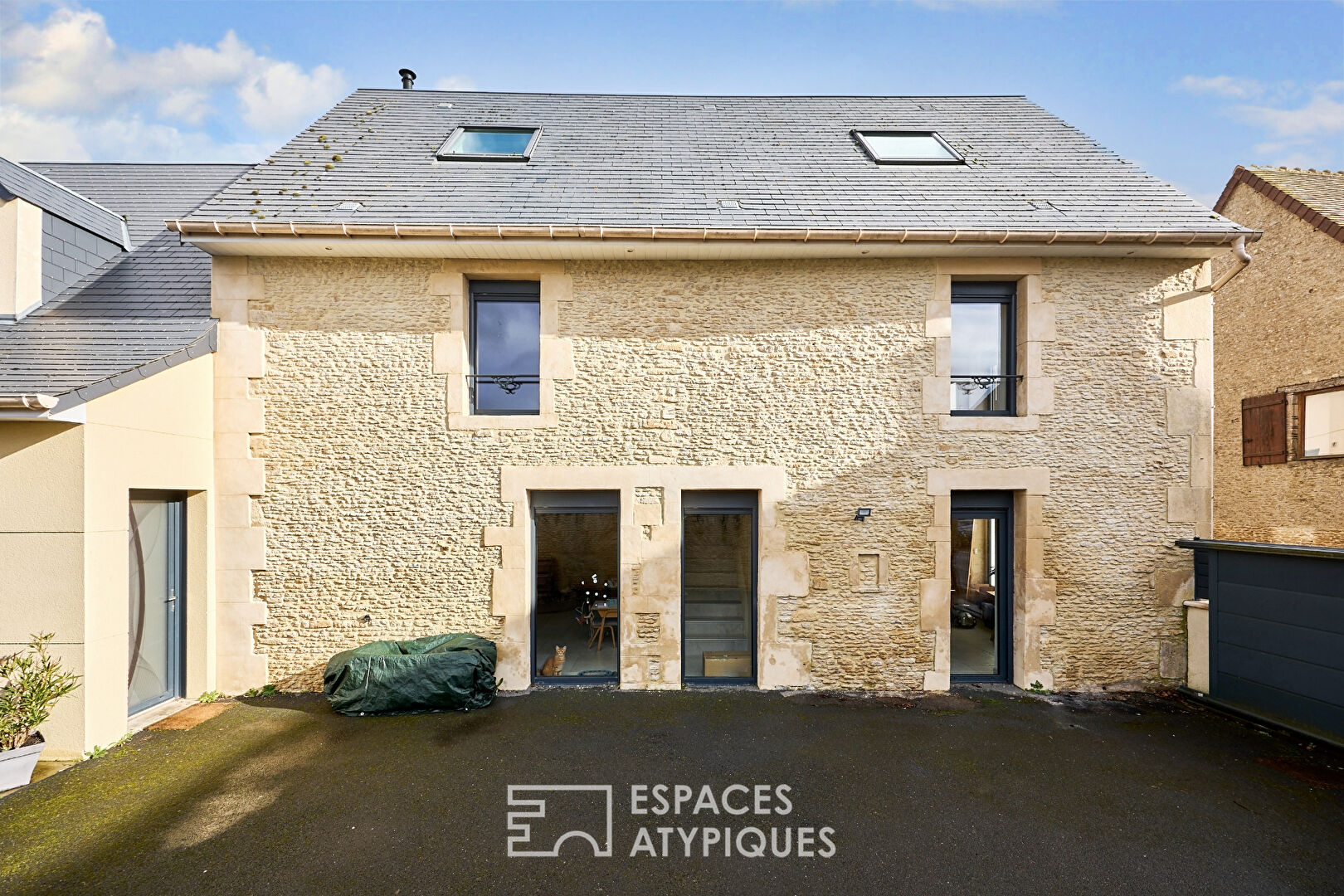 Maison en pierre rénovée avec terrasse aux portes de Caen