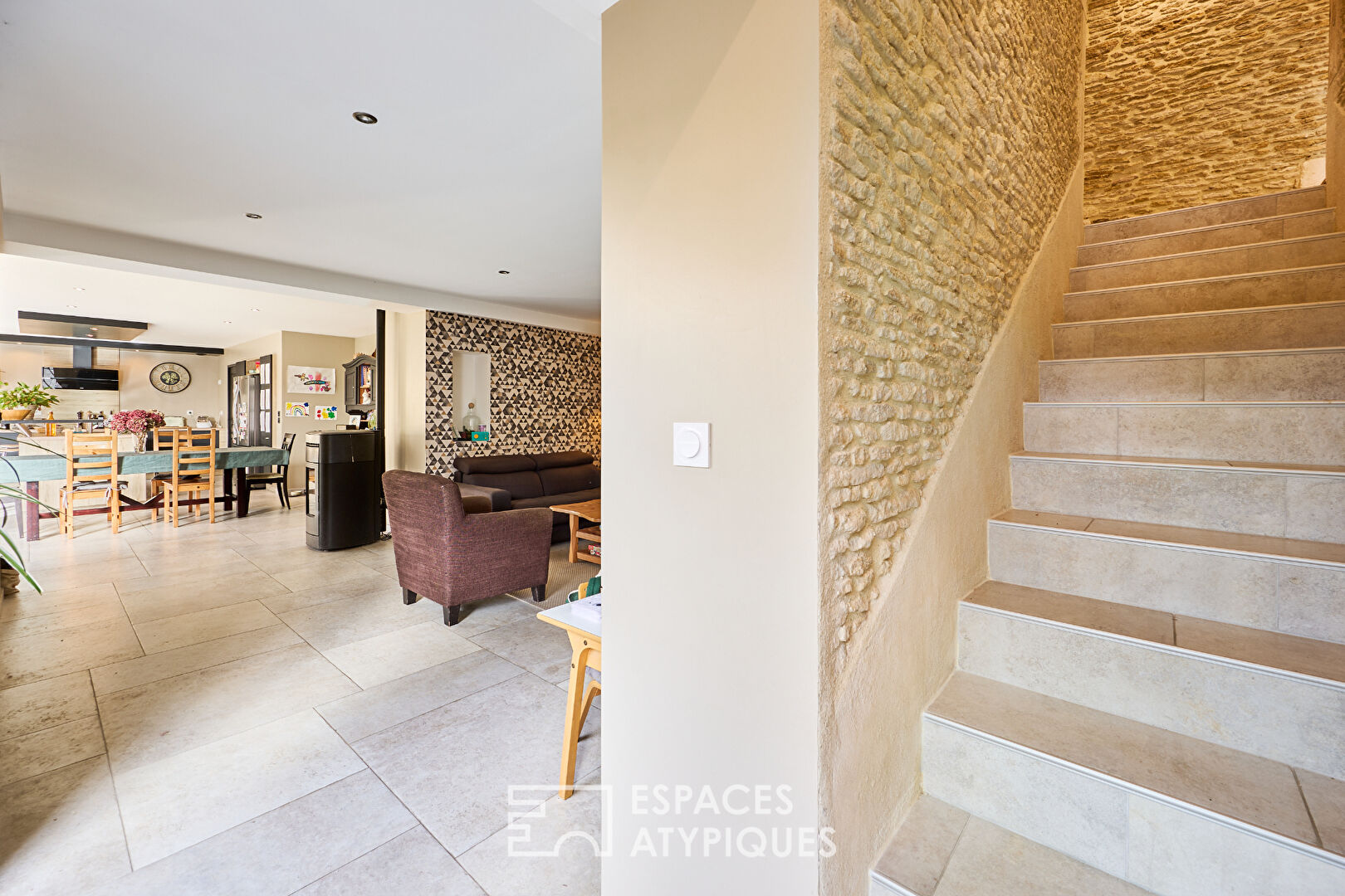 Maison en pierre rénovée avec terrasse aux portes de Caen