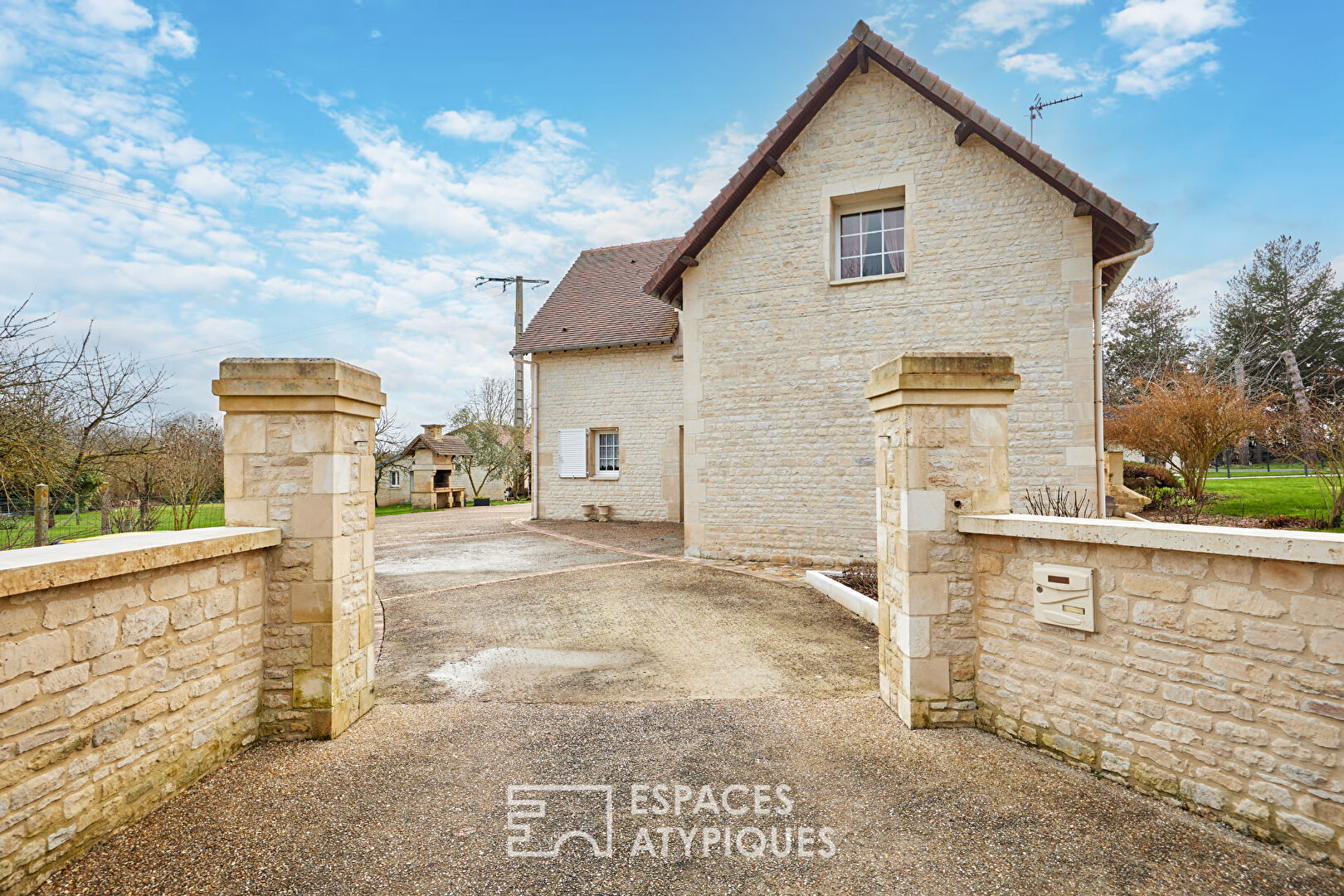 Maison en pierre et sa dépendance aménageable