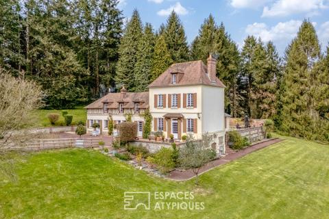 Ensemble immobilier rénové : maison de Maître et ses dépendances à colombages