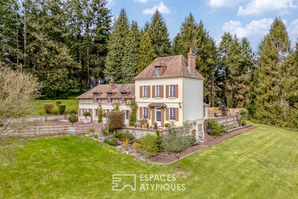 Ensemble immobilier rénové : maison de Maître et ses dépendances à colombages