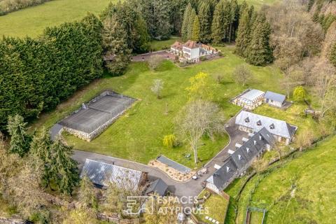 Ensemble immobilier rénové : maison de Maître et ses dépendances à colombages