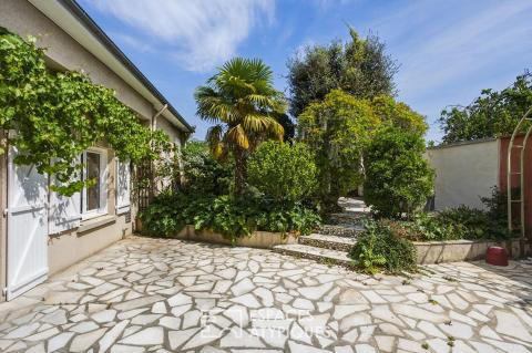 Maison de ville aux volumes remarquables et son jardin