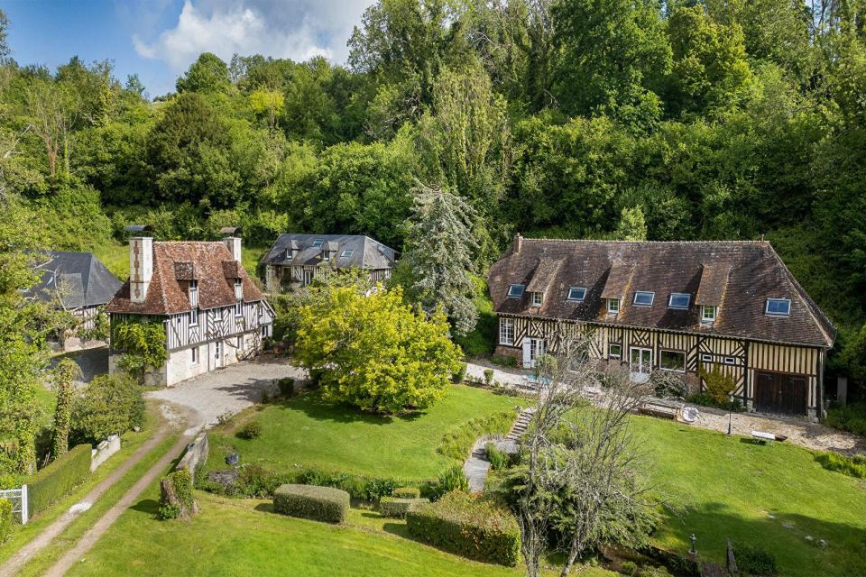 Manoir augeron du XVIIe et ses trois dépendances restaurées