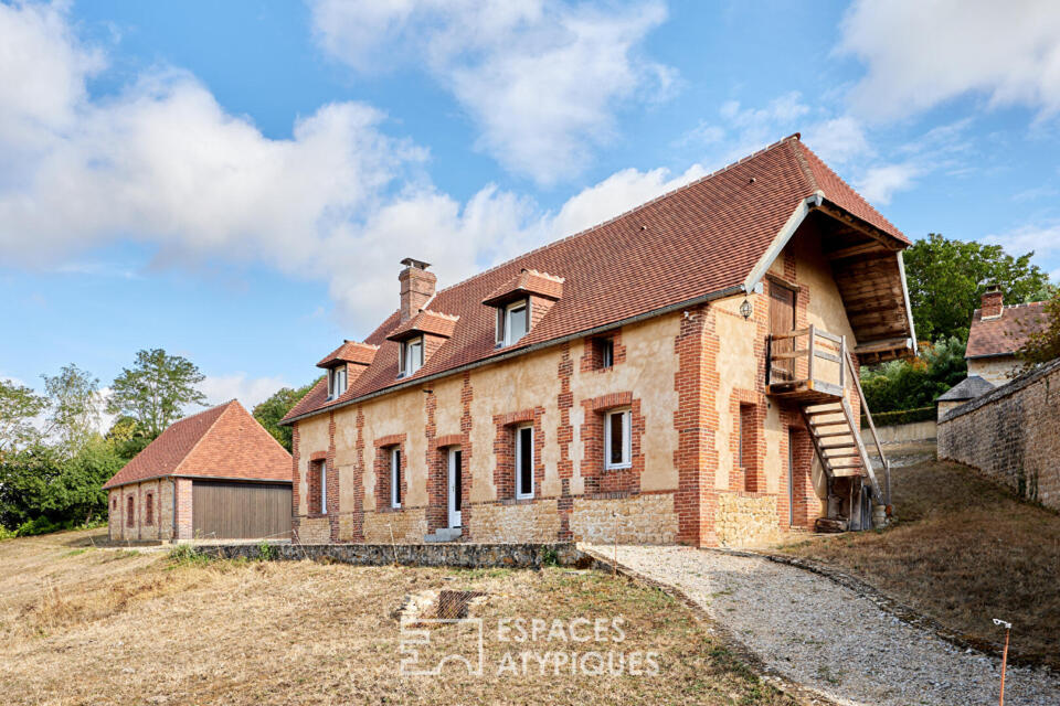 Maison en pierre rénovée et dépendances face au paysage vallonné