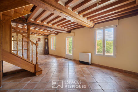 Maison en pierre rénovée et dépendances face au paysage vallonné