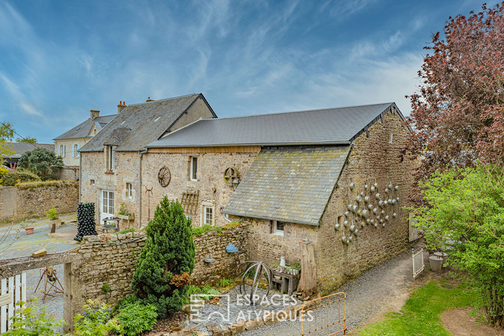 Renovated farmhouse with guest rooms close to the sea