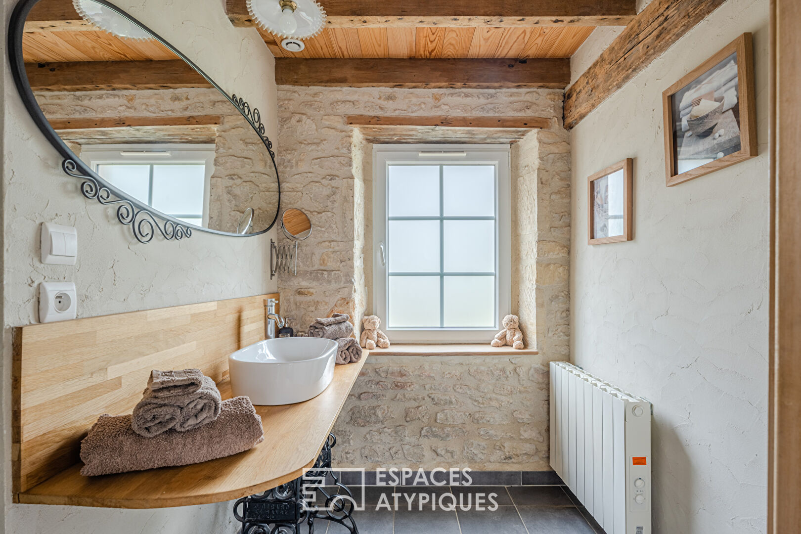 Renovated farmhouse with guest rooms close to the sea