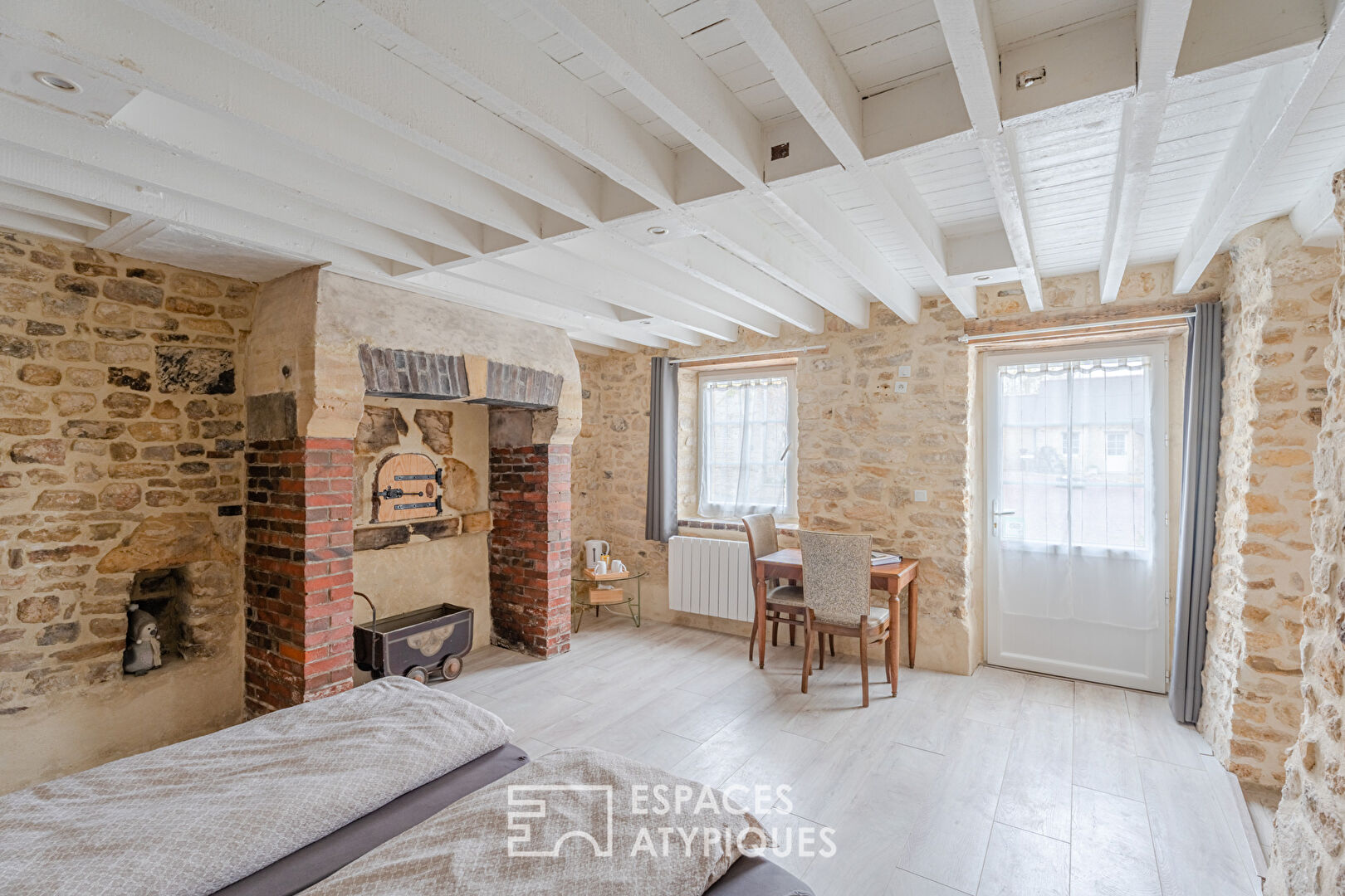 Renovated farmhouse with guest rooms close to the sea