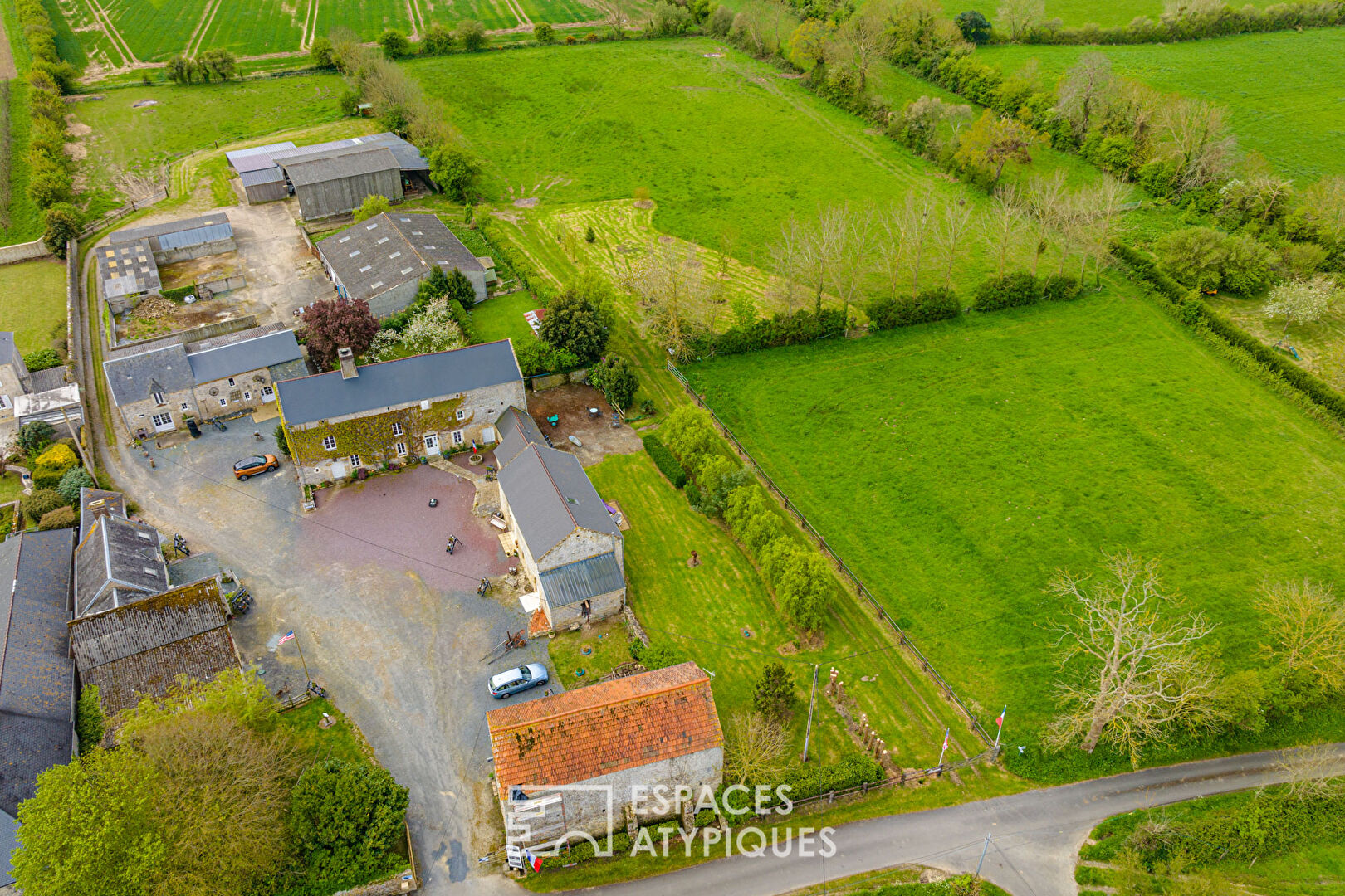 Renovated farmhouse with guest rooms close to the sea