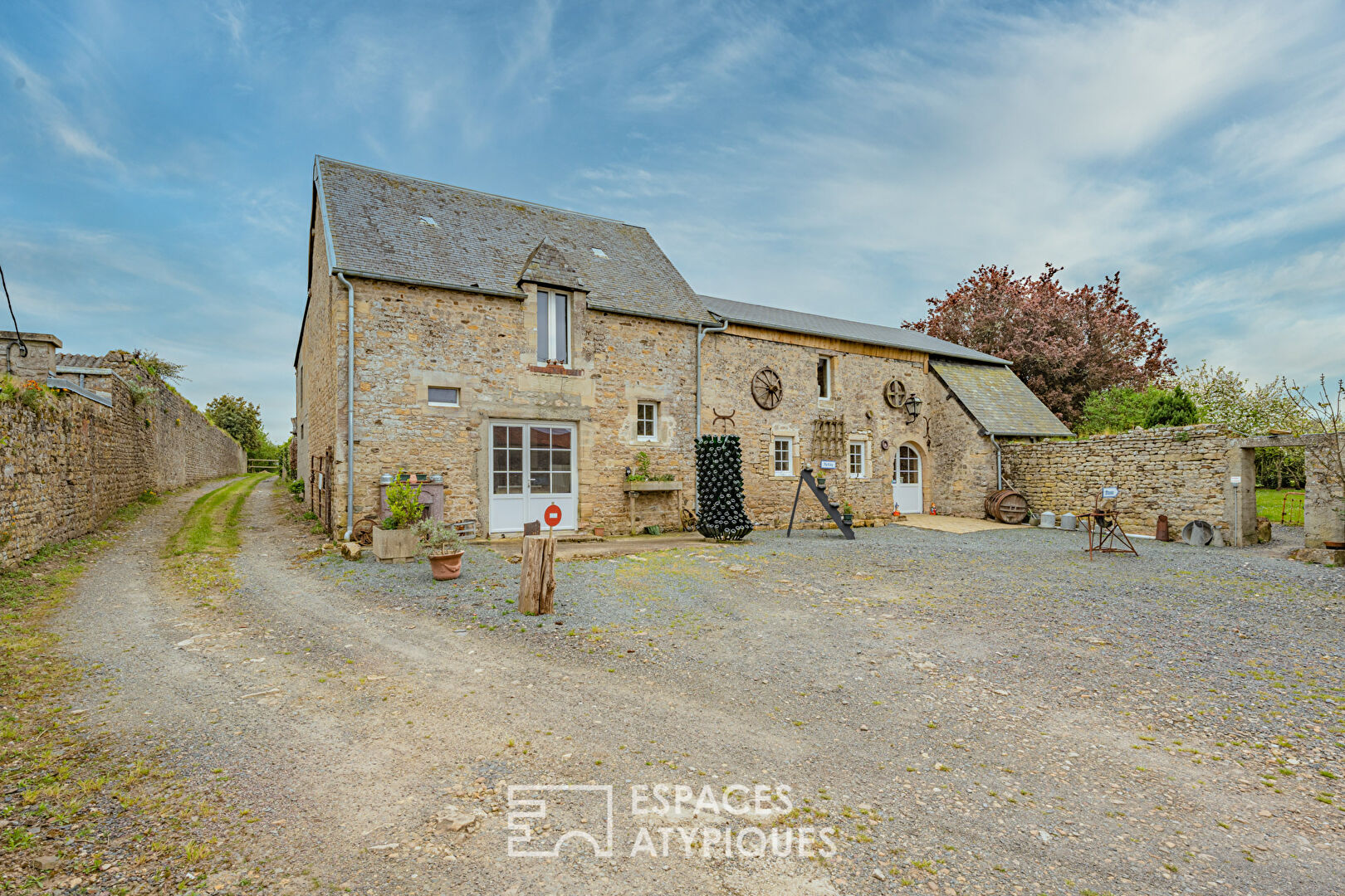 Renovated farmhouse with guest rooms close to the sea