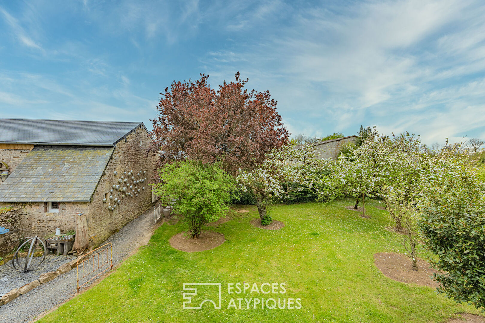 Renovated farmhouse with guest rooms close to the sea