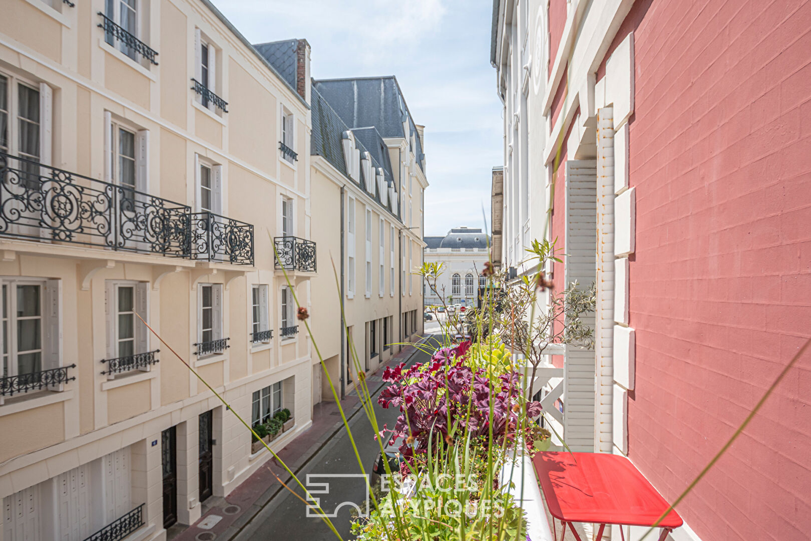 Two rooms with balcony in condominium typical of seaside architecture