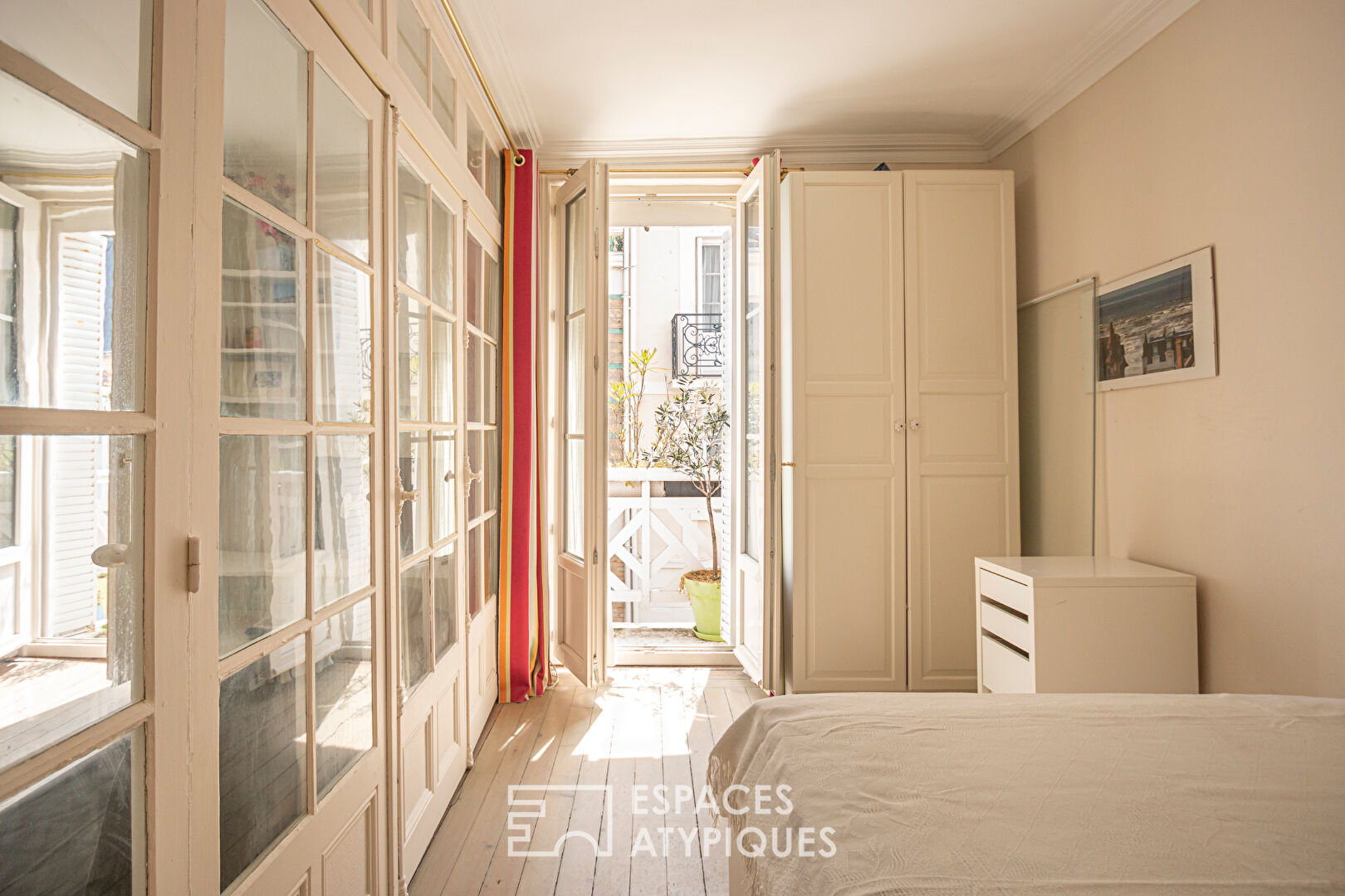 Two rooms with balcony in condominium typical of seaside architecture