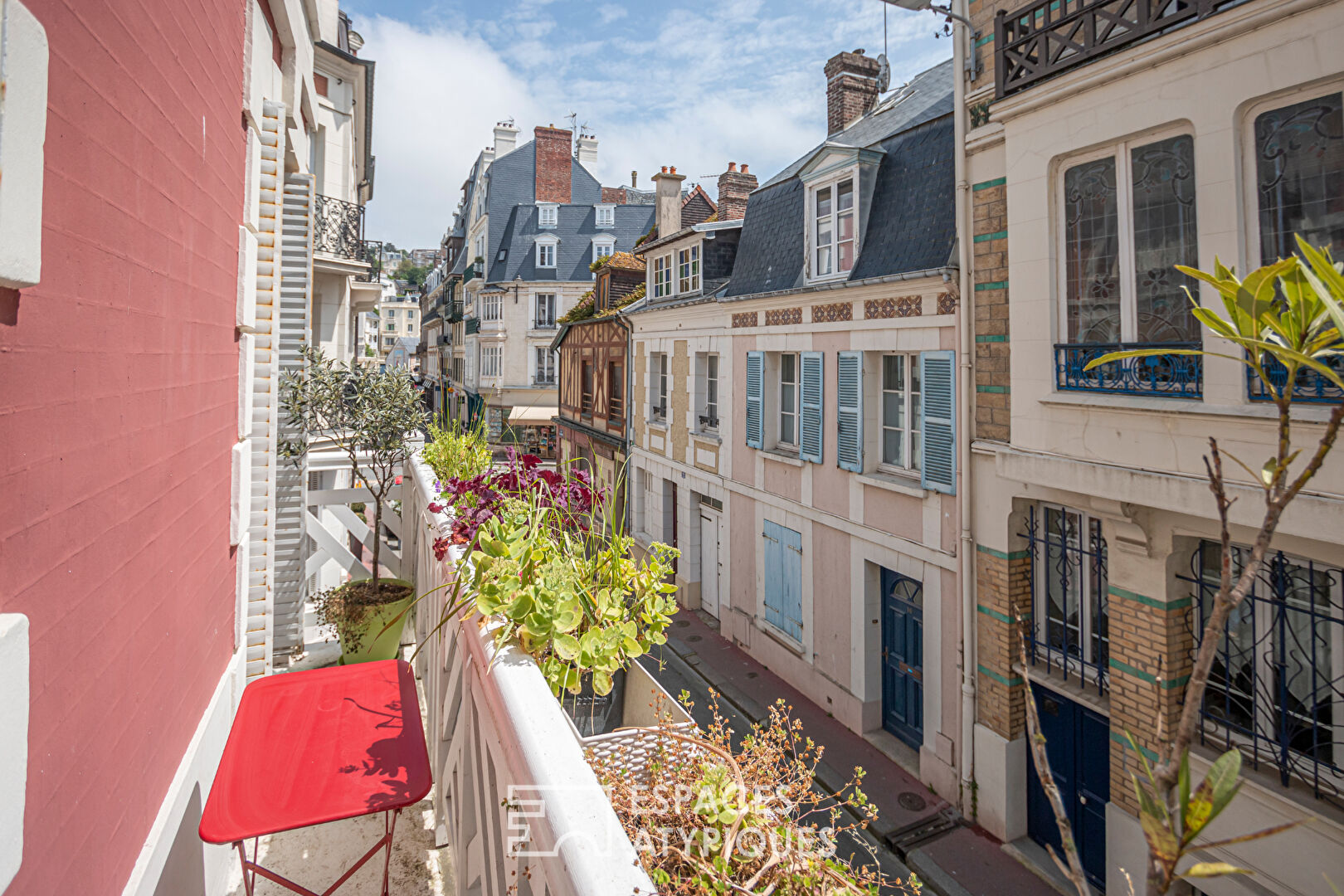 Two rooms with balcony in condominium typical of seaside architecture
