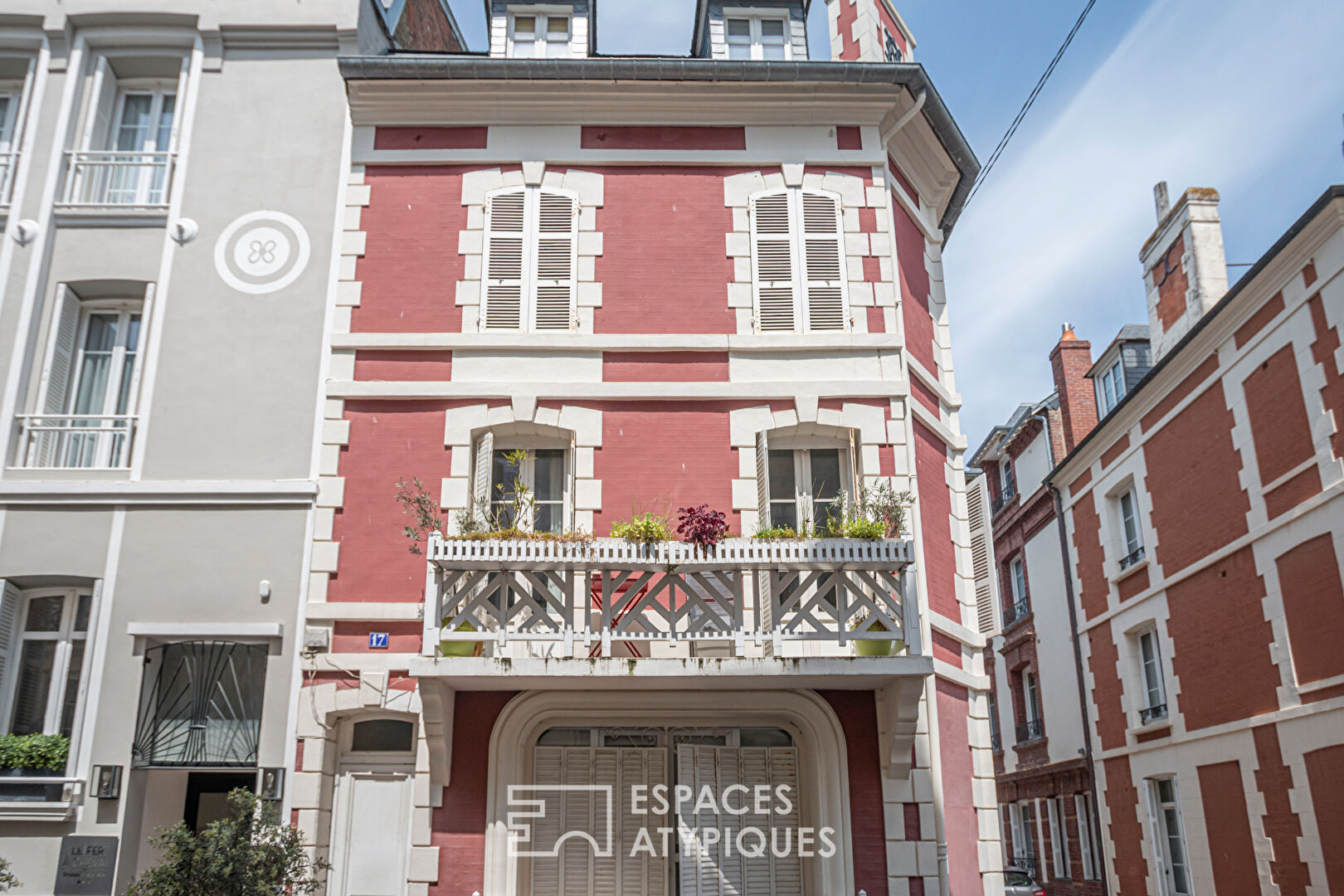Two rooms with balcony in condominium typical of seaside architecture
