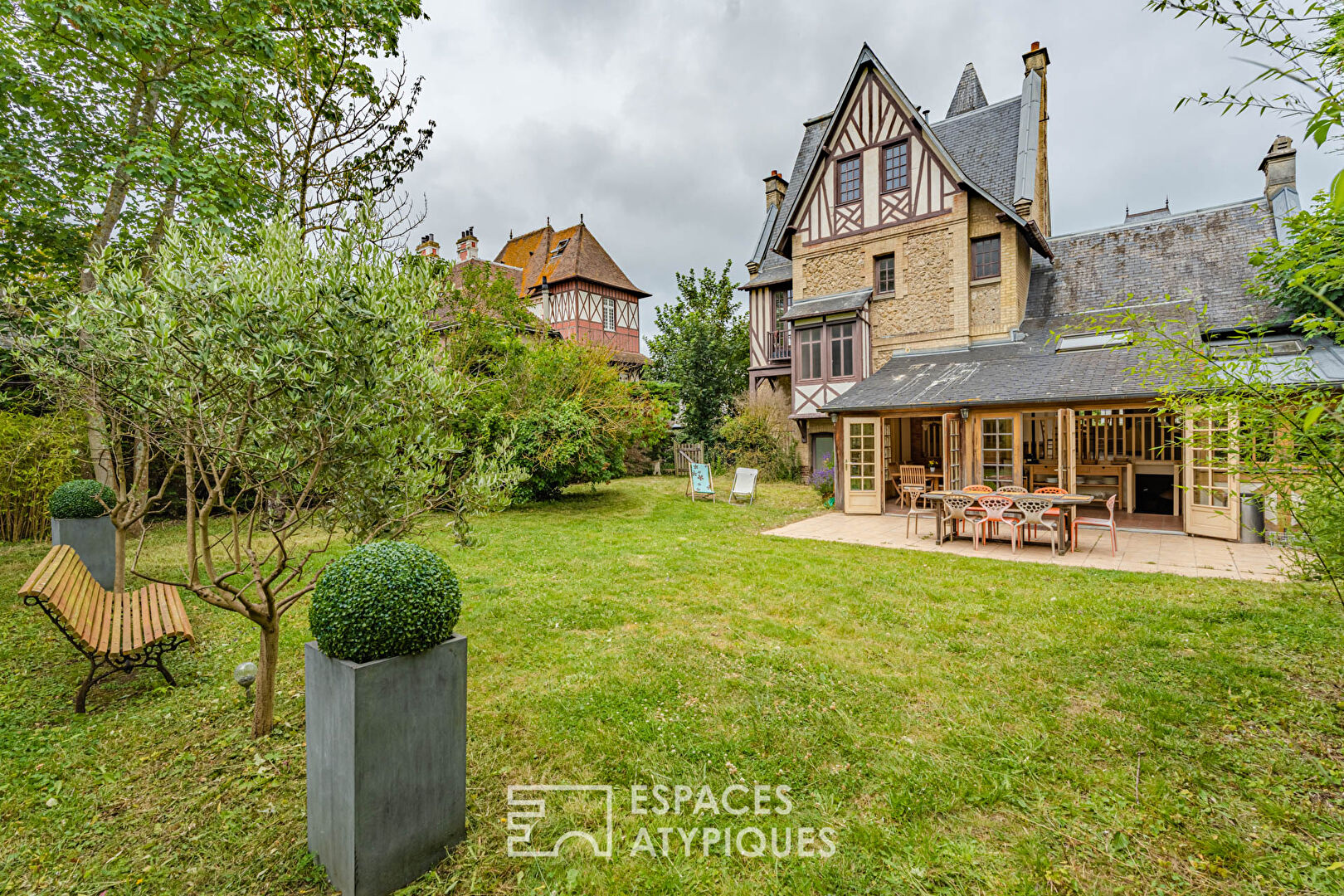 Appartement avec jardin privatif dans villa de caractère