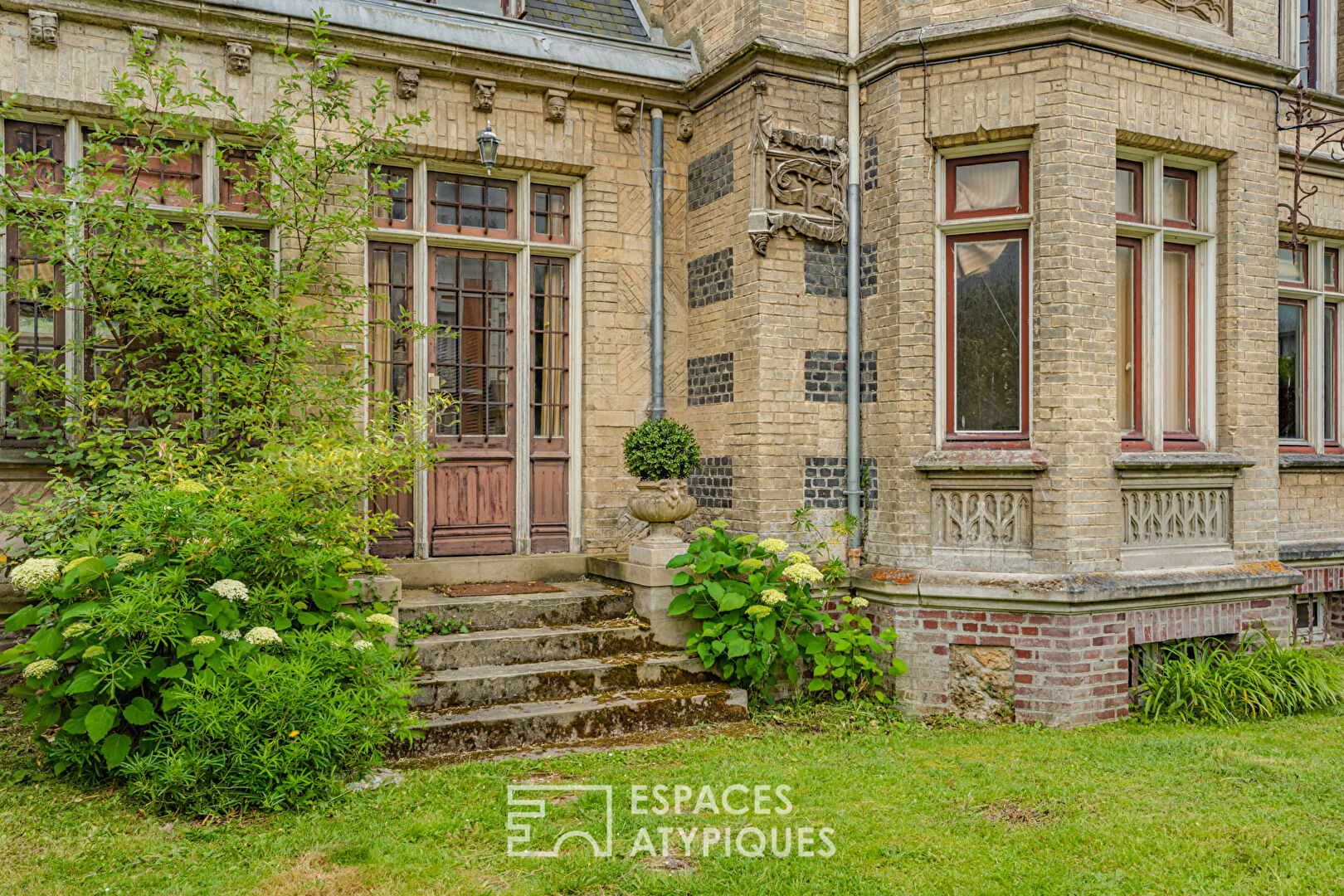 Appartement avec jardin privatif dans villa de caractère