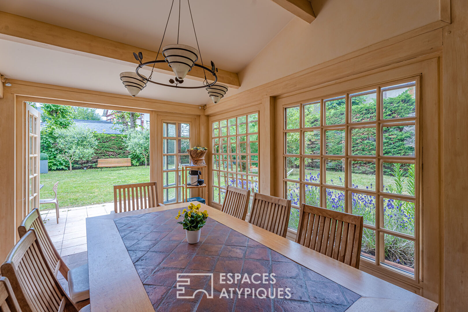 Appartement avec jardin privatif dans villa de caractère