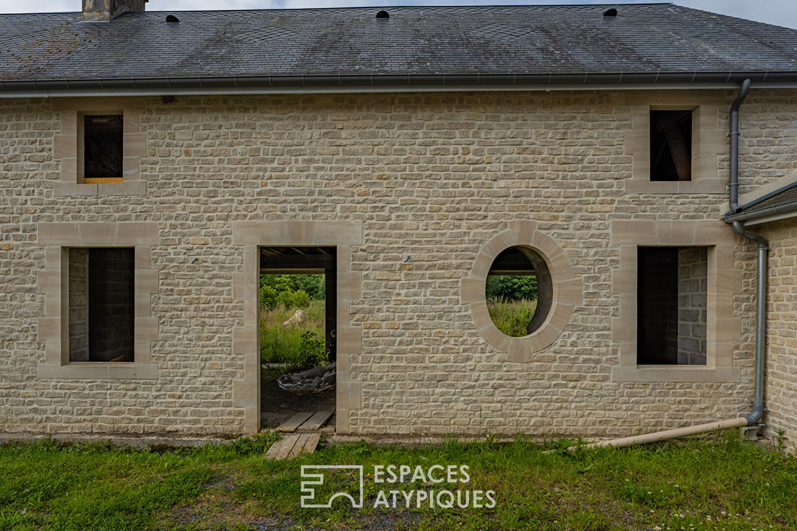 Old mill with outbuildings on 25ha