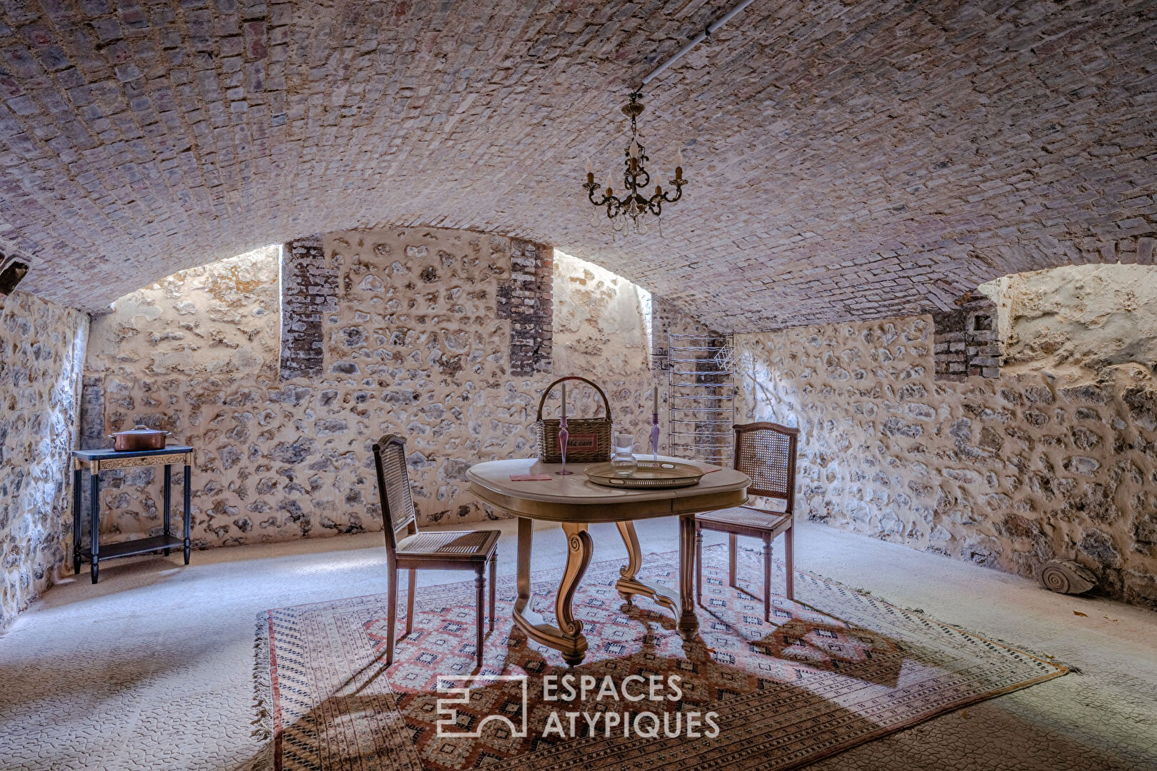Château intégralement restauré avec écuries et dépendances 