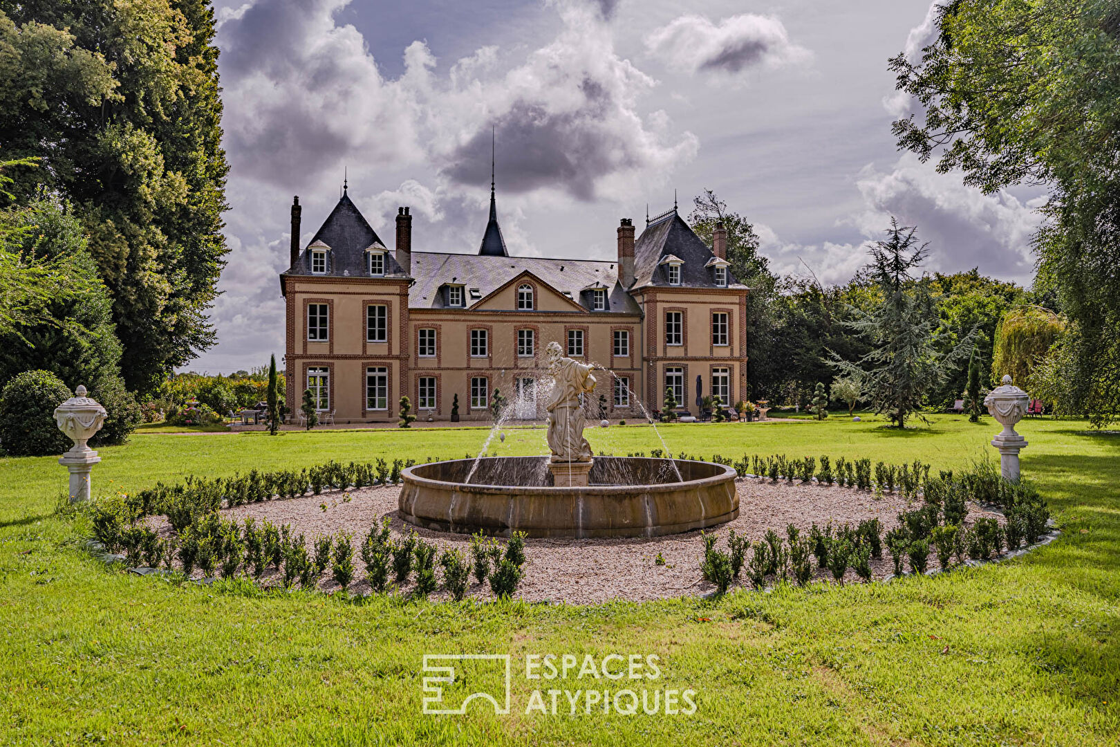 Château intégralement restauré avec écuries et dépendances 