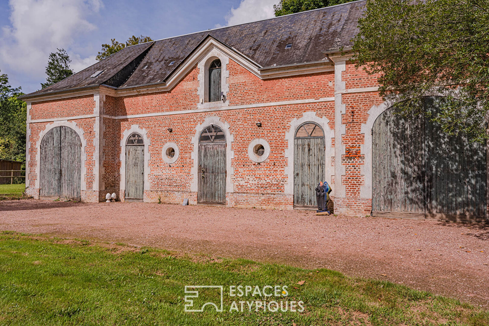 Château intégralement restauré avec écuries et dépendances 