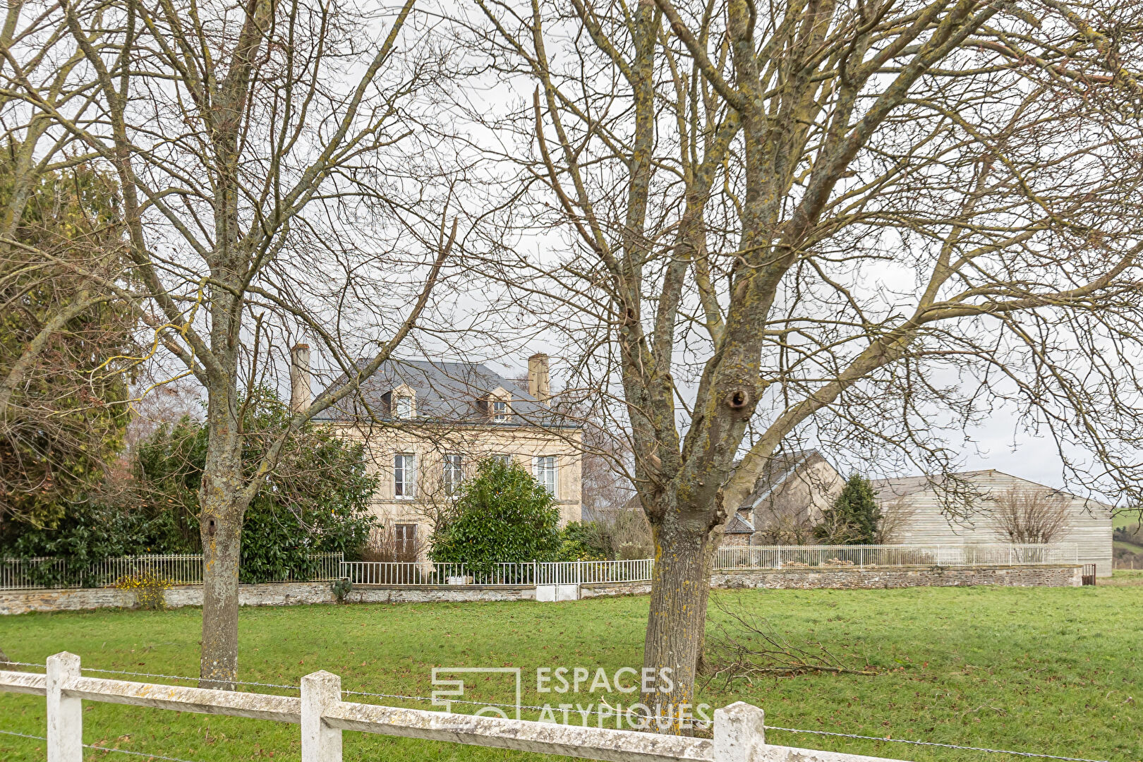 Maison de maître avec dépendances et manège à chevaux