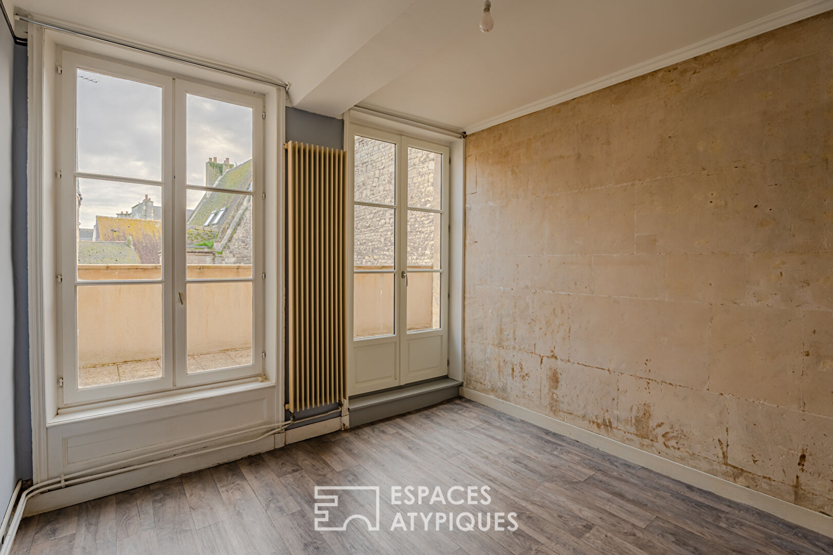 RARE! Dans le centre historique, appartement avec terrasse à réinterpréter