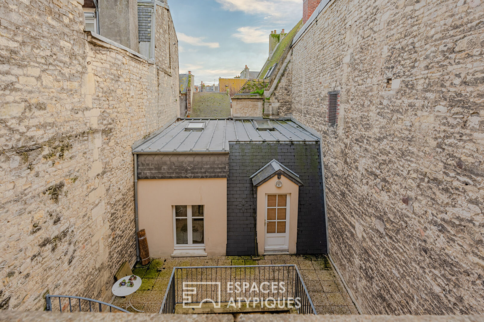 RARE! Dans le centre historique, appartement avec terrasse à réinterpréter