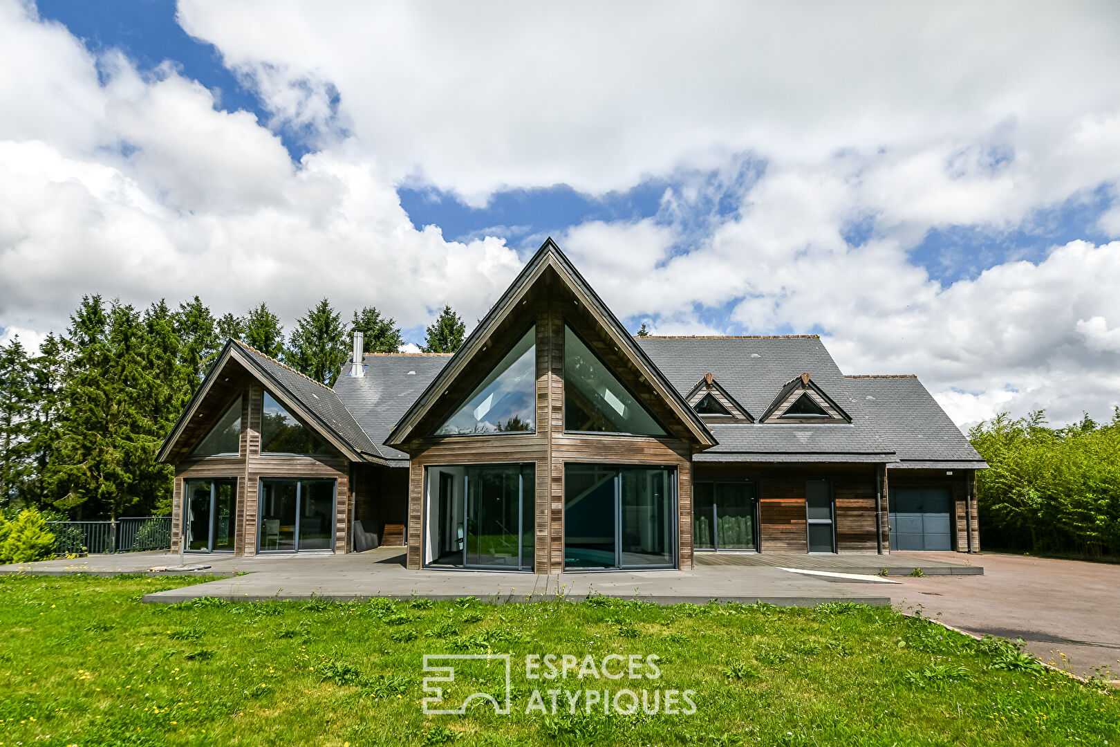 Architect’s house with swimming pool near Clécy