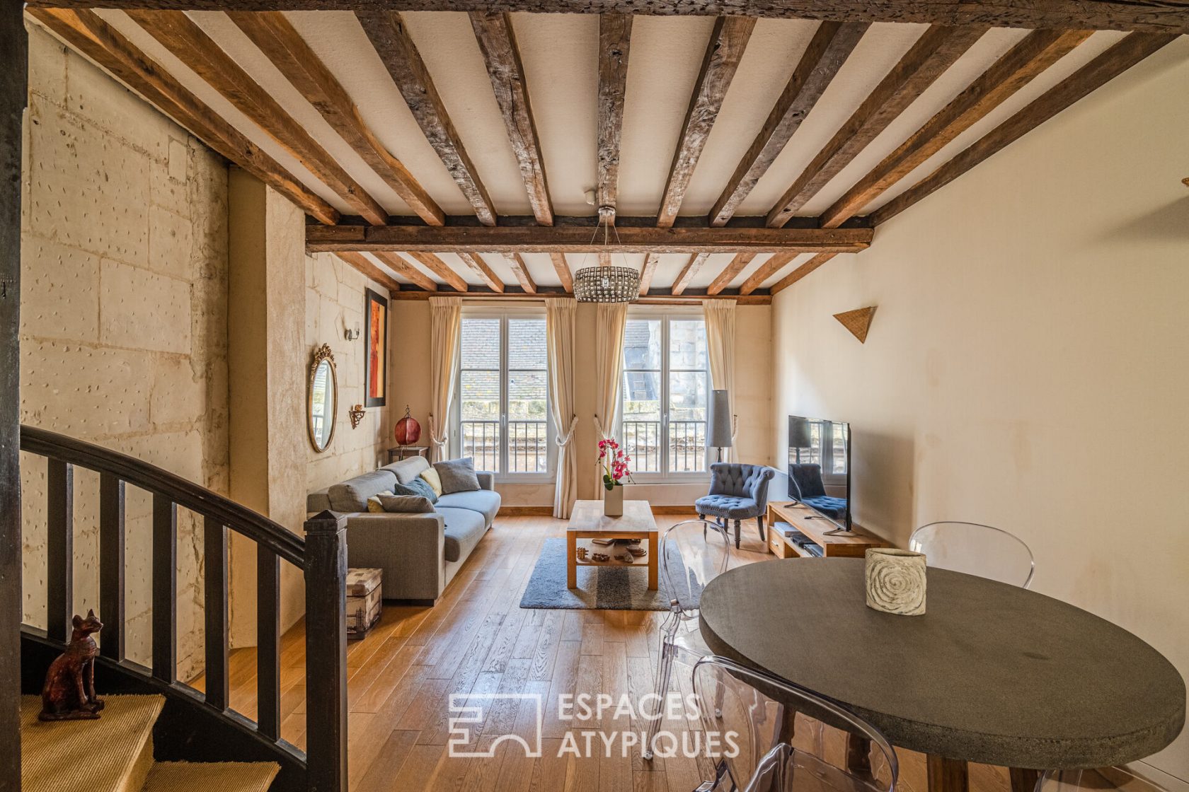 FALLING FOR SOMETHING! Triplex on the top floor rue Froide with parking
