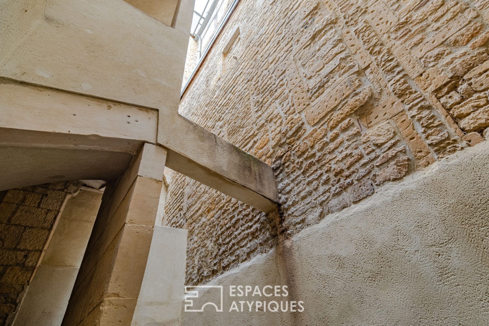 FALLING FOR SOMETHING! Triplex on the top floor rue Froide with parking