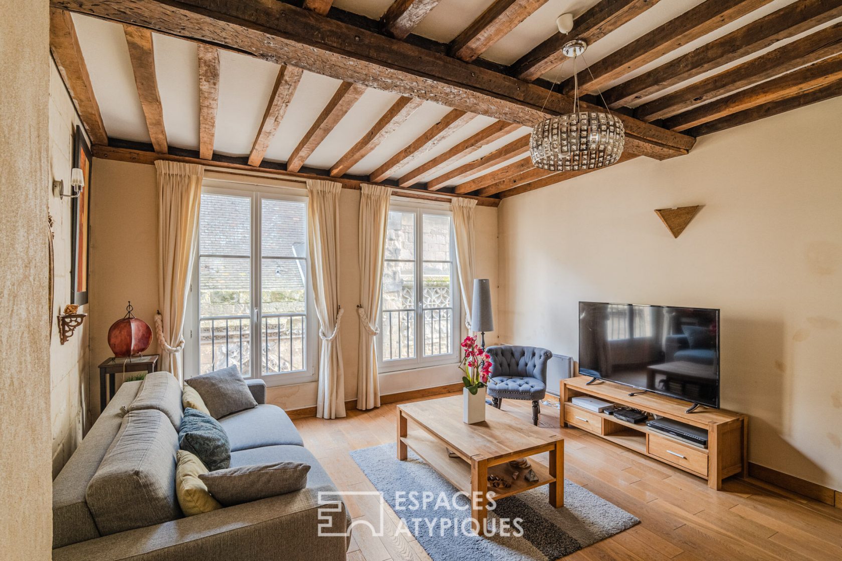 FALLING FOR SOMETHING! Triplex on the top floor rue Froide with parking