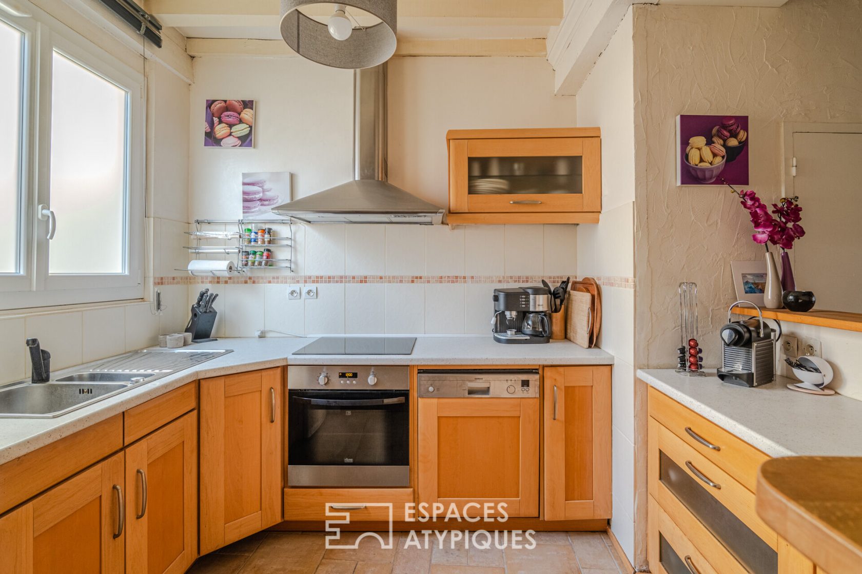FALLING FOR SOMETHING! Triplex on the top floor rue Froide with parking