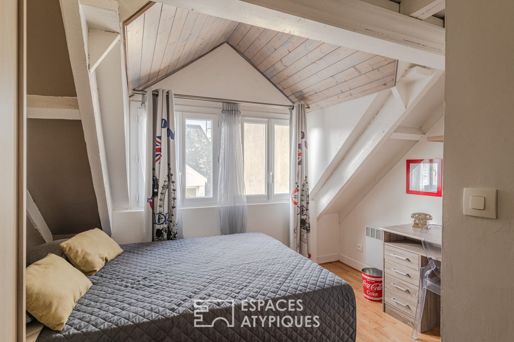 FALLING FOR SOMETHING! Triplex on the top floor rue Froide with parking