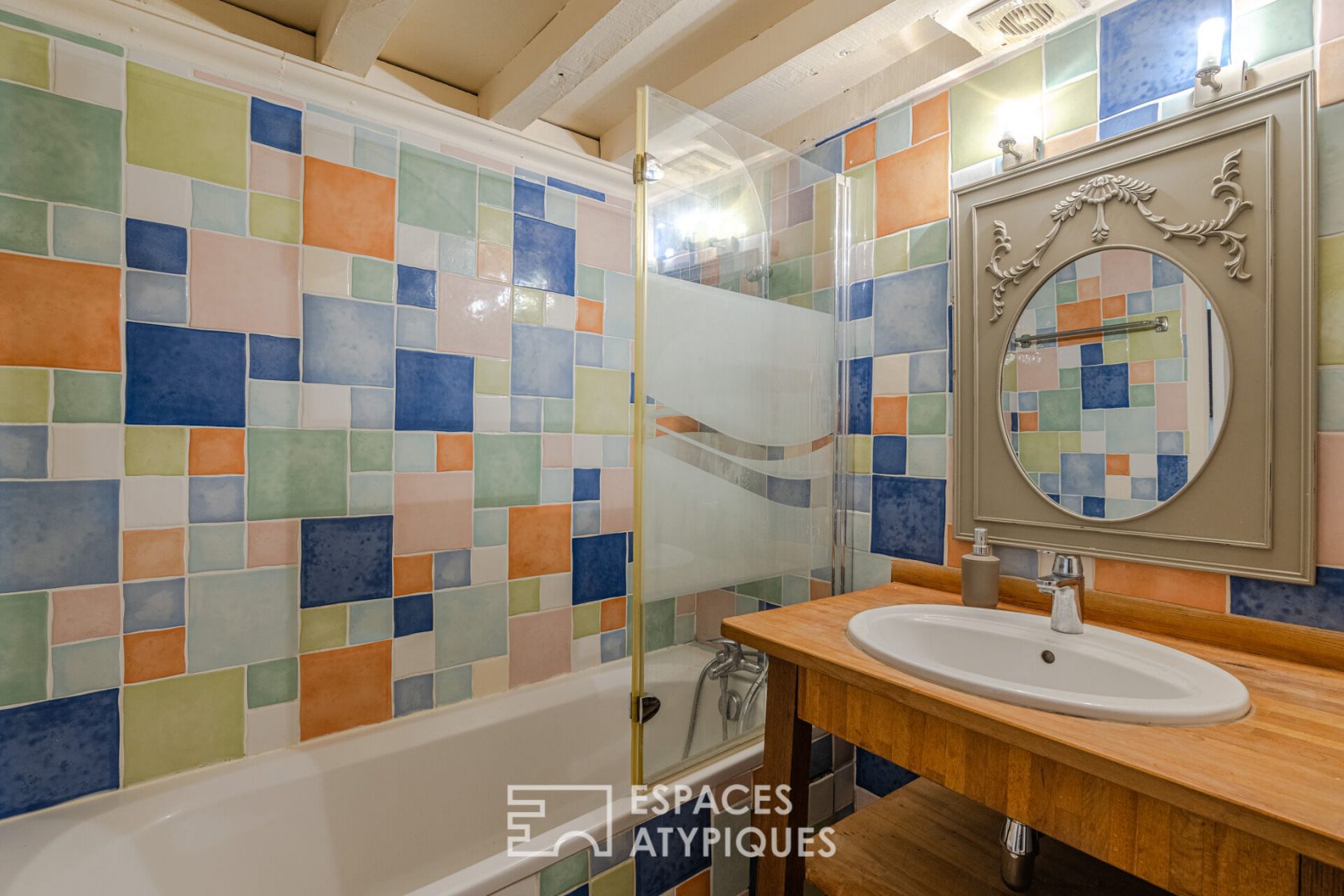 FALLING FOR SOMETHING! Triplex on the top floor rue Froide with parking