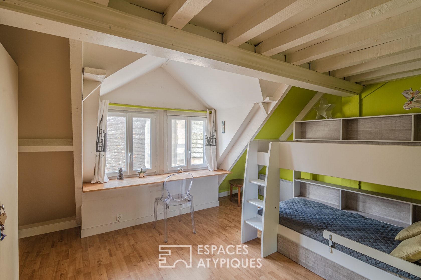 FALLING FOR SOMETHING! Triplex on the top floor rue Froide with parking