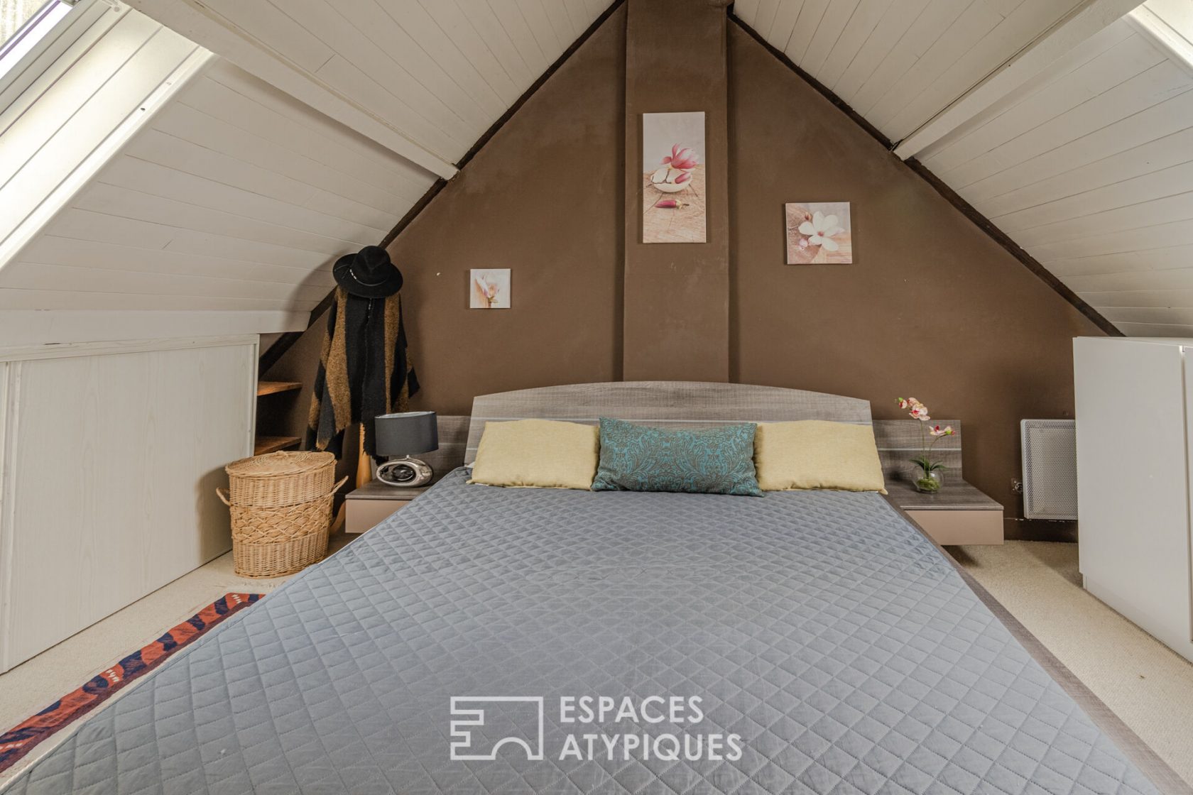 FALLING FOR SOMETHING! Triplex on the top floor rue Froide with parking