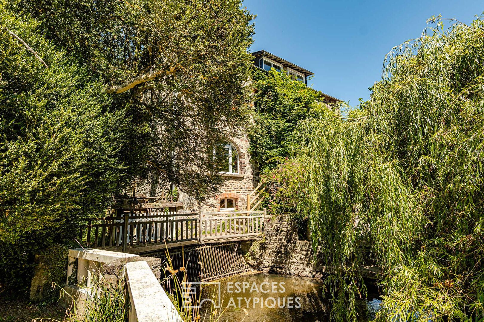 Moulin historique avec habitation, gîtes et salle de réception