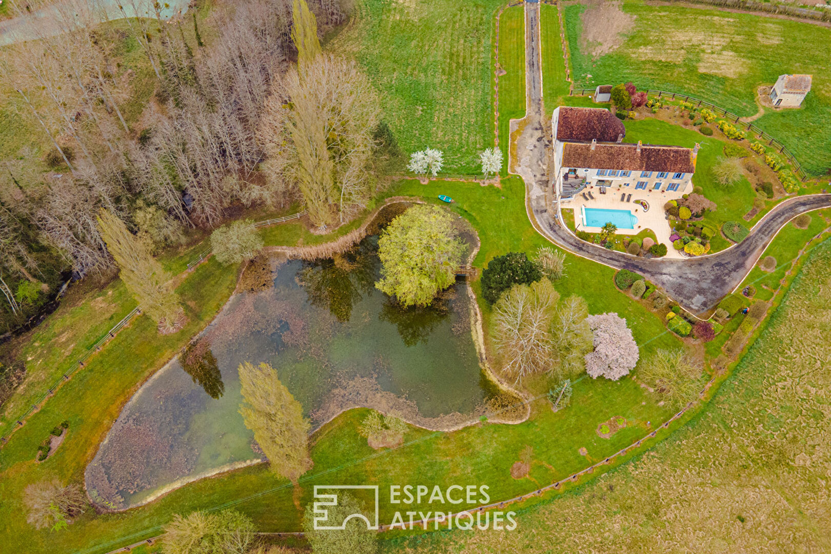 Beau domaine rénové sur 4  hectares en pleine campagne normande