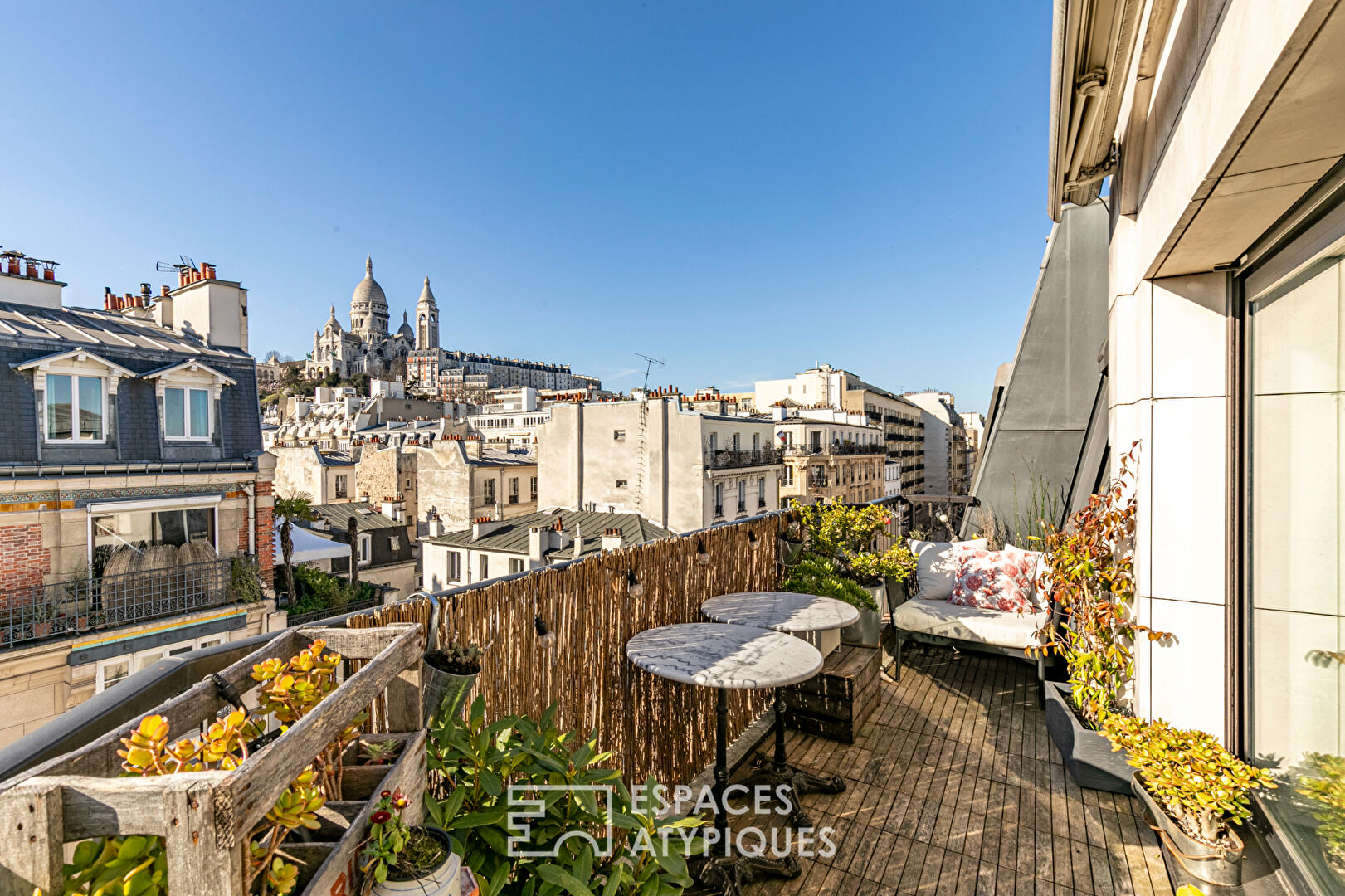 High floor with terrace and view of Sacré Coeur in Montmartre